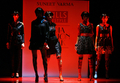 2008年3月12日、インド・ニューデリー市内で発表されたSuneet Varmaの08/09年秋冬コレクション。(c)AFP/Manpreet ROMANA