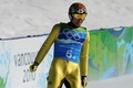 2010年%%バンクーバー冬季五輪%%、ノルディックスキー・ジャンプ団体決勝。日本は1007.7点で5位だった。写真は飛躍を終えた日本の葛西紀明（%%Noriaki Kasai%%）。（2010年2月22日撮影）(c)AFP/DON EMMERT