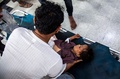 イエメン南部タイズで砲撃とみられる攻撃で負傷し、病院で手当てを受ける子ども（2021年10月30日撮影）。(c)AHMAD AL-BASHA / AFP