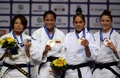 第32回世界柔道選手権（World Judo Championships 2014）、女子70キロ級で銀メダルを獲得し、表彰式に臨むヌンイラ華蓮（Karen Nun Ira、左、2014年8月29日撮影）。(c)AFP/VASILY MAXIMOV