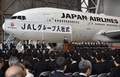都内の羽田空港で行われた日本航空（JAL）グループの入社式であいさつする、JALの植木義晴社長（2016年4月1日撮影）。(c)AFP/KAZUHIRO NOGI