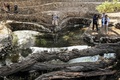 ペルー南部の砂漠地帯にあるナスカ時代の送水路の一部（2023年5月17日撮影）。(c)Ernesto BENAVIDES / AFP