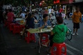 中国・湖北省武漢市内の屋台で食事をする人々（2020年8月4日撮影）。(c)Hector RETAMAL / AFP
