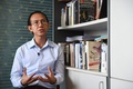 タイ・バンコクのチュラロンコン大学で、取材に応じる歴史学者トゥン・イサラーングーン・ナ・アユタヤ氏（2019年2月27日撮影）。(c) Lillian SUWANRUMPHA / AFP