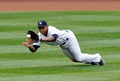 米大リーグ（MLB）、ニューヨーク・ヤンキース（New York Yankees）の黒田博樹（Hiroki Kuroda）は18日、トロント・ブルージェイズ（Toronto Blue Jays）戦に先発登板し、7回を投げ4安打無失点、5奪三振で今季9勝目を挙げた。

試合は7回に雨天コールドとなり、ヤンキースが6-0で勝利した。

打球に飛びつくニューヨーク・ヤンキースのアンドリュー・ジョーンズ（Andruw Jones、2012年7月18日撮影）。(c)AFP/Getty Images/Jim McIsaac