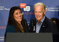 米ネバダ州ラスベガスで、選挙運動の一環で行われた集会でジョー・バイデン米副大統領（当時）を紹介するルーシー・フローレス氏（左、2014年10月31日撮影）。(c) Ethan Miller / GETTY IMAGES NORTH AMERICA / AFP