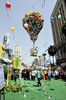 ピクサー（Pixar）の新作アニメ『カールじいさんの空飛ぶ家（Up）』のプレミア上映会が16日、米カリフォルニア州（California）ロサンゼルス（Los Angeles）のエル・キャピタン（El Capitan）劇場で開催され、主要キャラクターたちが集合した。写真は、映画になぞらえ風船で飛んでいく家（2009年5月16日撮影）。(c)AFP/Getty Images/Kevin Winter