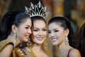 タイのパタヤ（Pattaya）で開催された、最も美しい性転換者を選ぶコンテスト「ミス・ティファニー・ユニバース2009（Miss Tiffany&apos;s Universe2009）」で優勝したSorrawee Nattee さん（中央）。このコンテストは性転換者へのイメージアップと、タイ観光のプロモーションを目的として開かれている（2009年5月15日撮影）。(c)AFP/NICOLAS ASFOURI