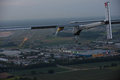 ベルギー・ザベンテム（Zaventem）のブリュッセル国際空港（Brussels Airport）へ着陸態勢に入るソーラー飛行機「ソーラー・インパルス（Solar Impulse）」（2011年5月13日撮影）。(c)AFP/SOLAR IMPULSE/JEAN REVILLARD