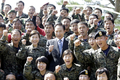韓国は1日、「国軍の日（Armed Forces Day）」61周年を迎え、鶏龍（Gyeryong）の陸海空軍本部で記念式典が開かれた。式典に出席した李明博（Lee Myung-bak、イ・ミョンバク）韓国大統領は軍に対し、北朝鮮は韓国に対する脅しを多様化させるだろうと述べ、北朝鮮は最近和平案を提案しているものの、警戒を怠らないよう促した。

写真は鶏龍で開かれた「国軍の日」61周年記念式典で、韓国軍特殊部隊の兵士とともに声を上げる李明博（Lee Myung-bak、イ・ミョンバク）韓国大統領（中央、2009年10月1日撮影）。(c)AFP