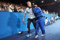 パリ五輪、柔道女子52キロ級2回戦。試合に敗れ、悔しがる阿部詩（右、2024年7月28日撮影）。(c)Jack GUEZ / AFP