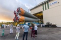 フランス領ギアナのクールーにある宇宙基地「ギアナ宇宙センター）」で、アセンブリー施設から発射台へと移されるソユーズロケット（2015年3月24日撮影）。(c)AFP/JODY AMIET