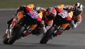 世界ロードレース選手権（WGP 2011）開幕戦カタールGP、MotoGP決勝。チームメイトのダニ・ペドロサ（Dani Pedrosa、右）の前を走行するレプソル・ホンダ（Repsol Honda）のケーシー・ストーナー（Casey Stoner、2011年3月20日撮影）。(c)AFP/KARIM JAAFAR