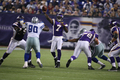 パスで13ヤードを記録したバイキングスのQBターバリス・ジャクソン（%%Tarvaris Jackson%%、中央）。(c)AFP/Getty Images David Sherman