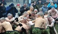 ベラルーシの首都ミンスク（Minsk）近郊にある内務省特殊部隊の訓練センターで開かれた「祖国防衛軍の日」記念行事で、取っ組み合って体力を競い合う同部隊の兵士ら（2014年2月23日撮影）。(c)AFP/VIKTOR DRACHEV