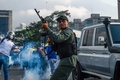ベネズエラの首都カラカスの軍基地前で、野党指導者のフアン・グアイド氏側についた兵士（2019年4月30日撮影）。(c)Federico PARRA / AFP