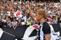 カンピオナート・ブラジレイロ（ブラジル全国選手権）1部ボタフォゴFRの入団発表会で、ファンの歓声に応える本田圭佑（2020年2月8日撮影）。(c)Mauro Pimentel / AFP