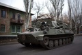 ウクライナ東部ドネツク（Donetsk）近郊にある親ロシア派勢力が掌握する村を走る装甲兵員輸送車（2014年11月12日撮影）。(c)AFP/MENAHEM KAHANA