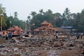 花火大会で100人以上が死亡、約350人が負傷したインド南部ケララ州にあるプッティンガル・デビ寺院のがれき（2016年4月11日撮影）。(c)AFP/MANJUNATH KIRAN