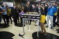 南米チリの首都サンティアゴ（Santiago）の地下鉄駅で行われたマジックショーで、駅の利用者らに菓子を配る、上半身が切断されてしまったかのように見えるモデルたち（2014年7月29日撮影）。(c)AFP/MARTIN BERNETTI