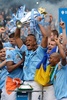 13-14イングランド・プレミアリーグ最終第38節、マンチェスター・シティ（Manchester City）対ウェストハム（West Ham）。トロフィーを掲げ、チームメートと優勝を喜ぶマンチェスター・シティのヴィンセント・コンパニー（Vincent Kompany、中央、2014年5月11日撮影）。(c)AFP/ANDREW YATES