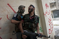 シリア北部アレッポ（Aleppo）のサラヘディン（Salaheddin）地区で、政府軍からの銃撃を避ける反体制派・自由シリア軍（Free Syrian Army、FSA）の戦闘員ら（2012年8月22日撮影）。(c)AFP/JAMES LAWLER DUGGAN