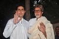 インド映画界ボリウッドの人気俳優アミターブ・バッチャンさん（右）と息子のアビシェークさん（2011年11月22日撮影）。(c)AFP