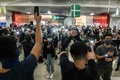 香港の将軍澳駅でデモを行う民主派の人々（2019年10月21日撮影）。(c)Ed JONES / AFP