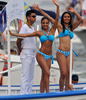 コロンビア・カルタヘナ（Cartagena）で13～15日、ミス・コロンビア（Miss Colombia）の選考会を前にイベントが開かれ、各州が誇る美女たちが水着や手作りのコスチュームを着て思い思いのアピールをした（2009年11月14日撮影）。(c)AFP/Rodrigo ARANGUA