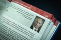 新たに制作されたロシアの高校生向けの世界史とロシア史の教科書に掲載されているウラジーミル・プーチン大統領に関する項目。モスクワで（2023年8月7日撮影）。(c)Yuri KADOBNOV / AFP