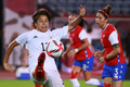 東京五輪、サッカー女子1次ラウンド・グループE、チリ対日本。ボールをコントロールする田中美南（左、2021年7月27日撮影）。(c)Kohei CHIBAHARA / AFP