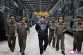 北朝鮮人民軍に納入予定の移動式ミサイル発射台が保管されている倉庫を視察する金正恩（キム・ジョンウン）朝鮮労働党総書記（中央）。朝鮮中央通信（KCNA）公開（2024年5月14日撮影、15日公開）。(c)AFP PHOTO/KCNA VIA KNS