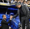 10-11スペイン1部リーグ第32節、レアル・マドリード（Real Madrid）対FCバルセロナ（FC Barcelona）。試合前に握手を交わすバルセロナのジョゼップ・グアルディオラ監督（Josep Guardiola、左）とレアル・マドリードのジョゼ・モウリーニョ監督（Jose Mourinho、2011年4月16日撮影）。(c)AFP/JAVIER SORIANO