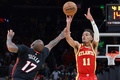 21-22NBAプレーオフ、イースタンカンファレンス1回戦、アトランタ・ホークス対マイアミ・ヒート。得点を狙うアトランタ・ホークスのトレイ・ヤング（右、2022年4月22日撮影）。(c)AFP