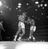 米フロリダ（Florida）州マイアミビーチ（Miami Beach）で対戦する世界ヘビー級王者（当時）ソニー・リストン（Sonny Liston、右）とカシアス・クレイ（Cassius Clay、後のモハメド・アリ（Muhammad Ali、1964年2月25日撮影、資料写真）。(c)AFP