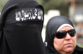 レバノンの首都ベイルート（Beirut）東部のRumyeh刑務所前で、武装組織「ファタハ・イスラム（Fatah al-Islam）」に関連があるとして当局に拘束された約300人の釈放を求めて抗議デモを行う拘束された人の家族（2008年8月15日撮影）。(c)AFP