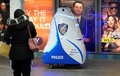 米ニューヨーク市警がタイムズスクエア駅で運用する警備ロボット「K5」（2023年11月28日撮影）。(c)TIMOTHY A. CLARY / AFP