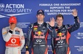 12F1第16戦韓国GP（Korean Grand Prix 2012）予選。予選終了後にポーズをとる（左から）マクラーレン・メルセデス（McLaren-Mercedes）のルイス・ハミルトン（Lewis Hamilton）、レッドブル（Red Bull）のマーク・ウェーバー（Mark Webber）、レッドブルのセバスチャン・ベッテル（Sebastian Vettel、2012年10月13日撮影）。(c)AFP/JUNG YEON-JE