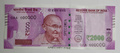 インドの新2000ルピー紙幣（2016年11月9日撮影、資料写真）。(c)AFP/PUNIT PARANJPE