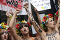 パリ（Paris）で18日、ウクライナの女性権利団体「FEMEN」がFEMENセンター（Femen Centre）のオープンに合わせ、トップレスで「反女性政治」に対する抗議を行った（2012年9月18日撮影）。(c)AFP/KENZO TRIBOUILLARD