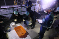 福島県大熊町の福島第1原子力発電所で、初期放出予定の処理水を採取・分析する様子（2023年8月22日撮影）。(c)AFP PHOTO / Tokyo Electric Power Company (TEPCO)