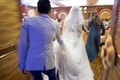 タイの首都バンコク郊外のアルメロスホテルで行われた結婚披露宴で、式場に入る花嫁（2017年1月15日撮影）。(c)AFP/Roberto SCHMIDT