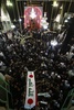 イラク南部バスラで営まれたイスラム教シーア派系民兵組織「人民動員隊」のベテラン狙撃手アブ・タフシン・サルヒ氏の葬儀で運ばれるサルヒ氏のひつぎ（2017年9月30日撮影）。(c)AFP/HAIDAR MOHAMMED ALIALI