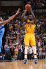 13-14NBA、インディアナ・ペイサーズ（Indiana Pacers）対オクラホマシティ・サンダー（Oklahoma City Thunder）。シュートを放つインディアナ・ペイサーズのランス・スティーブンソン（Lance Stephenson、2014年4月13日撮影）。(c)AFP/Getty Images/NBAE/Gary Dineen