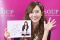 韓国・ソウル（Seoul）のロッテ百貨店（Lotte Department Store）蘆原（Nowon）店で開催された、カジュアルブランド「スープ（SOUP）」主催のサイン会に臨む、ガールグループ「少女時代（Girls&apos; Generation、SNSD）」のジェシカ（Jessica、2014年4月4日撮影）。(c)STARNEWS