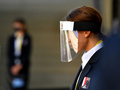 フェースシールドを着用した人（2020年8月1日撮影）。(c)BARBARA GINDL / APA / AFP