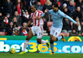 イングランド、FAカップ2012-13（FA Cup 2012-13）は27日、4回戦が各地で行われ、マンチェスター・シティ（Manchester City）は1-0でストーク・シティ（Stoke City）を下し、5回戦に進出した。

マンチェスター・シティのジョレオン・レスコット（ Joleon Lescott、右）とボールを競るストーク・シティのキャメロン・ジュローム（Cameron Jerome、2013年1月26日撮影）。(c)AFP/Paul Ellis