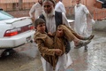 アフガニスタン東部ナンガルハル州のモスク（イスラム礼拝所）で起きた爆発の後、病院に運ばれる負傷者（2019年10月18日撮影）。(c)NOORULLAH SHIRZADA / AFP
