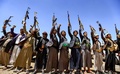 イエメンの首都サヌアで、イスラム教シーア派系の反政府武装組織フーシ派の支配下で開かれた部族会合でカラシニコフ銃を掲げるイエメン人ら（2019年9月21日撮影）。(c)MOHAMMED HUWAIS / AFP