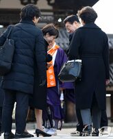 韓国・李在明大統領、文化財への配慮でスニーカー着用…実は随行員の靴を借用